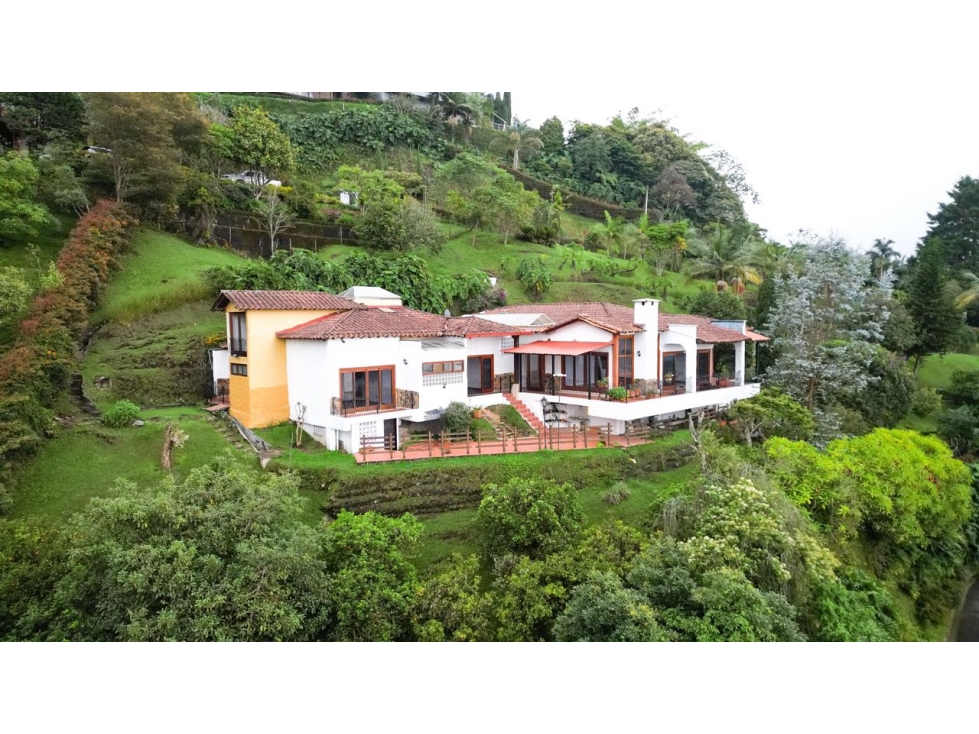 CASA TIPO COLONIAL EN EL ESCOBERO RENTA/ VENTA PARTE MEDIA