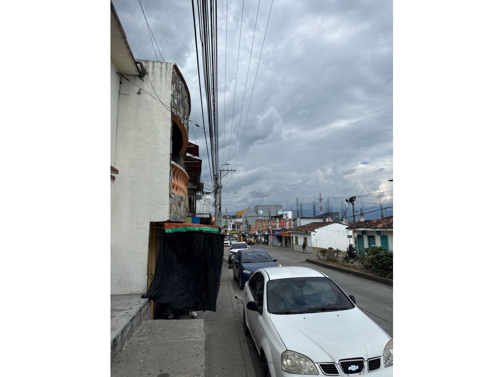 CASA UBICACIÓN COMERCIAL: DOS APARTAMENTOS Y UN LOCAL EN MONTENEGRO — foto 2