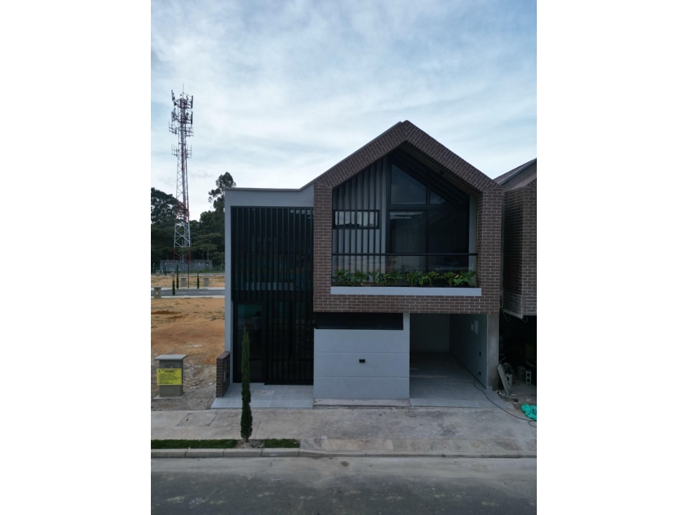 Casa Unifamiliar con habitación en primer piso Urbanización cerrada
