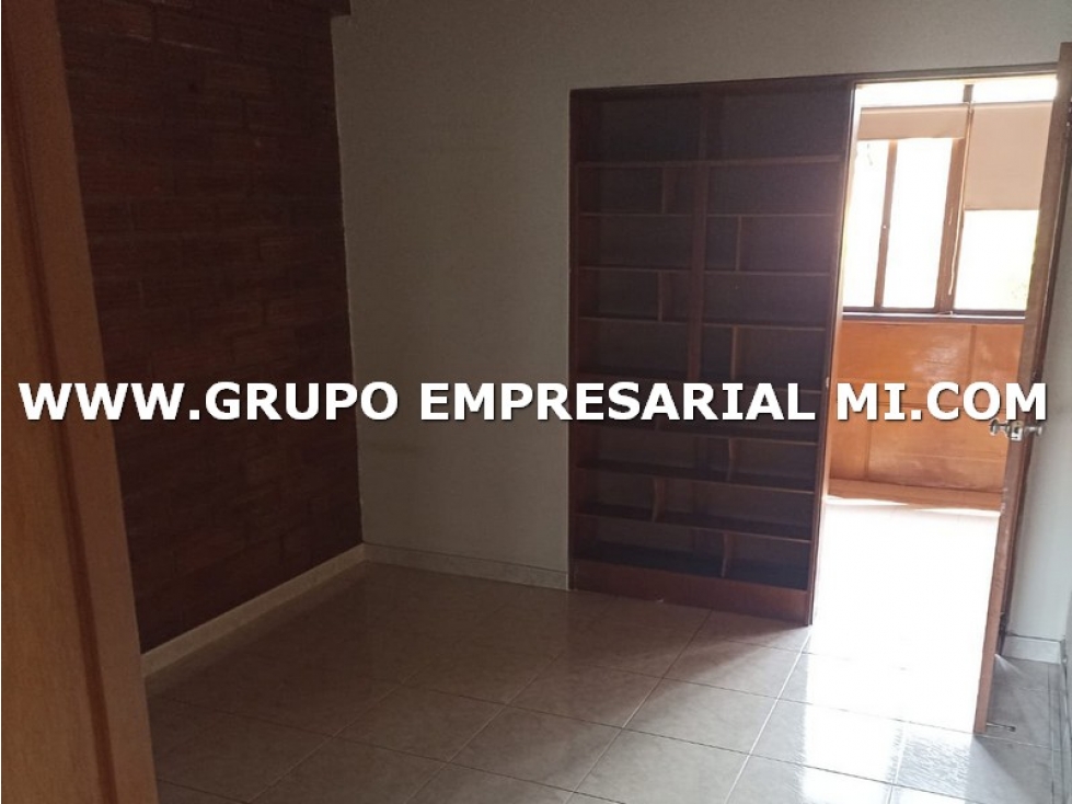 CASA UNIFAMILIAR EN ARRIENDO - SECTOR SIMÓN BOLÍVAR COD: 27170