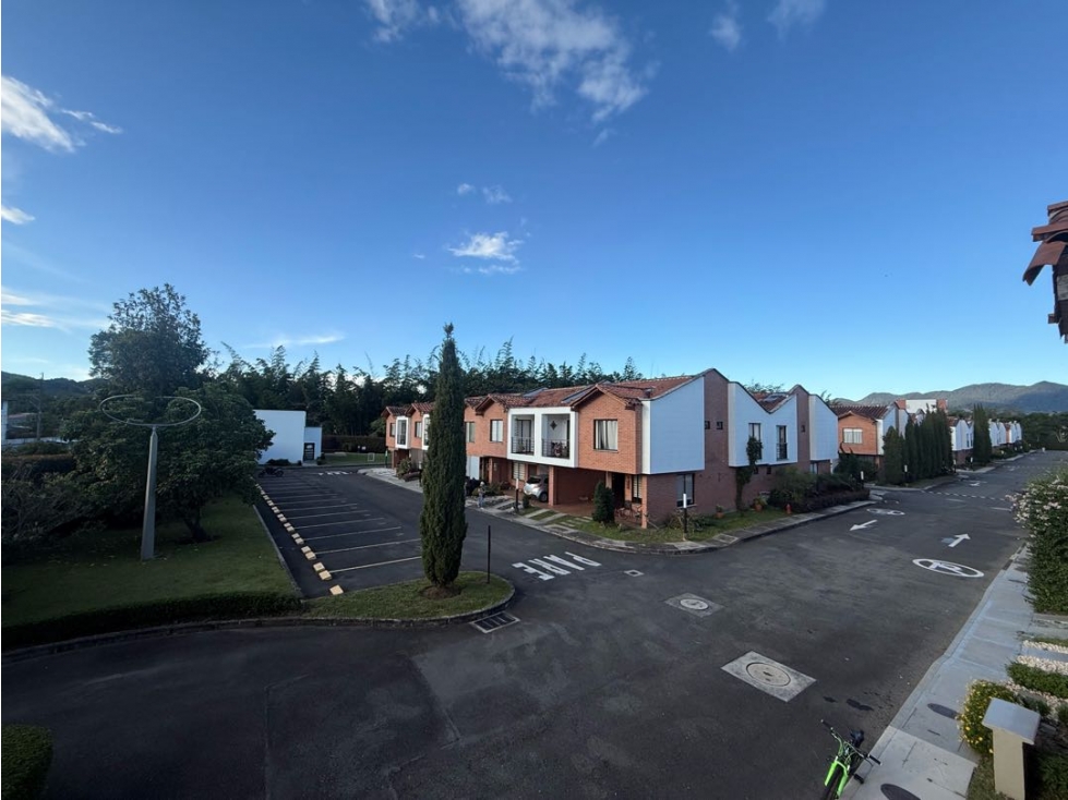 Casa esquinera en urbanización cerrada La Ceja