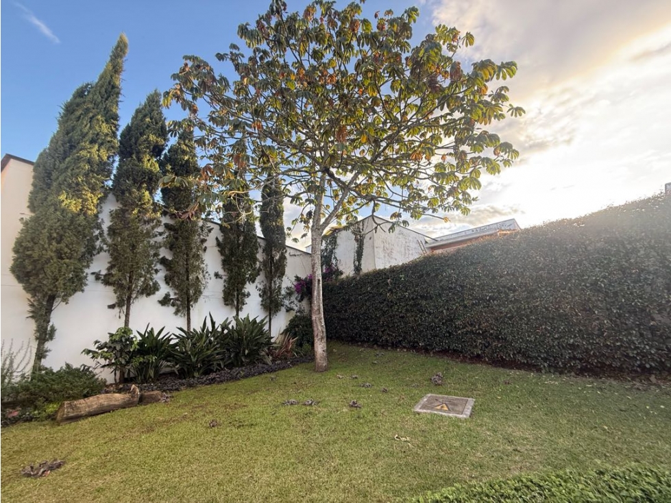 Casa esquinera en urbanización cerrada La Ceja — foto 2