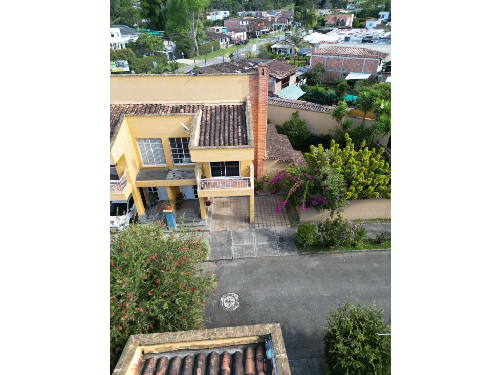 Casa esquinera Unifamiliar en urbanización cerrada La Ceja — foto 2