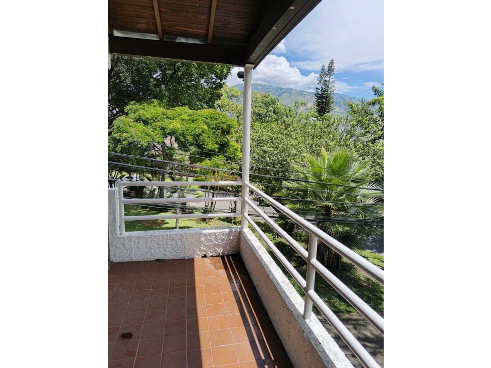 CASA UNIFAMILIAR EN VENTA EN SANTA MÓNICA ,BUEN ESTADO CON MEJORAS