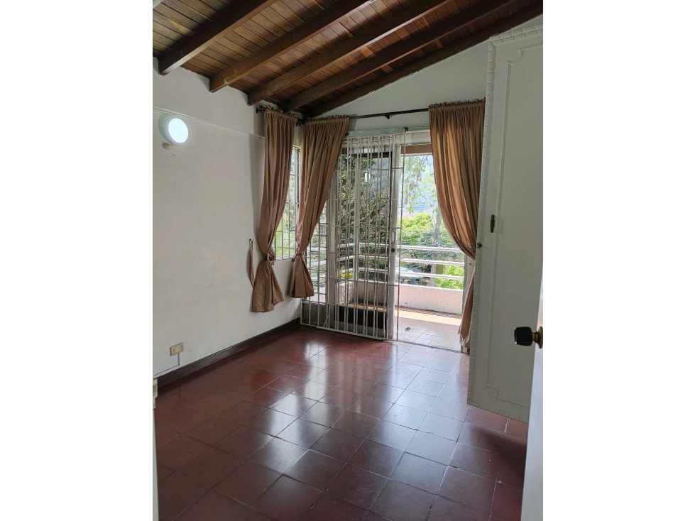 CASA UNIFAMILIAR EN VENTA EN SANTA MÓNICA ,BUEN ESTADO CON MEJORAS — foto 3