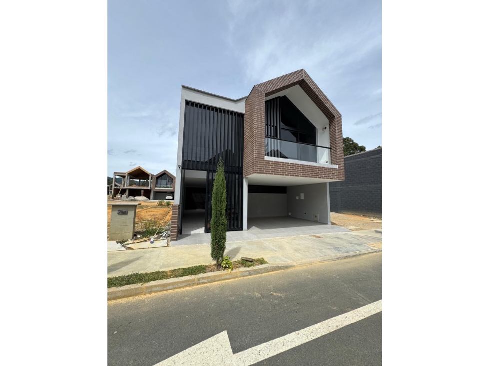 CASA UNIFAMILIAR EN VENTA LA CEJA