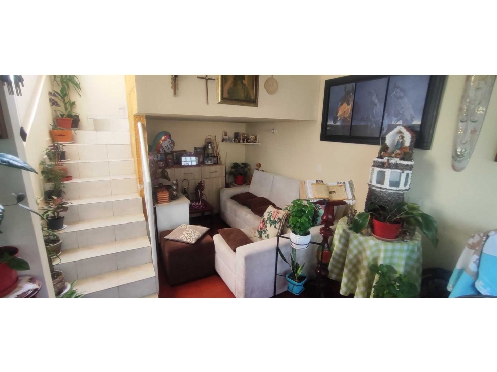 Casa urbana de 2 niveles en 310 mill negociables en La Mesa Cund
