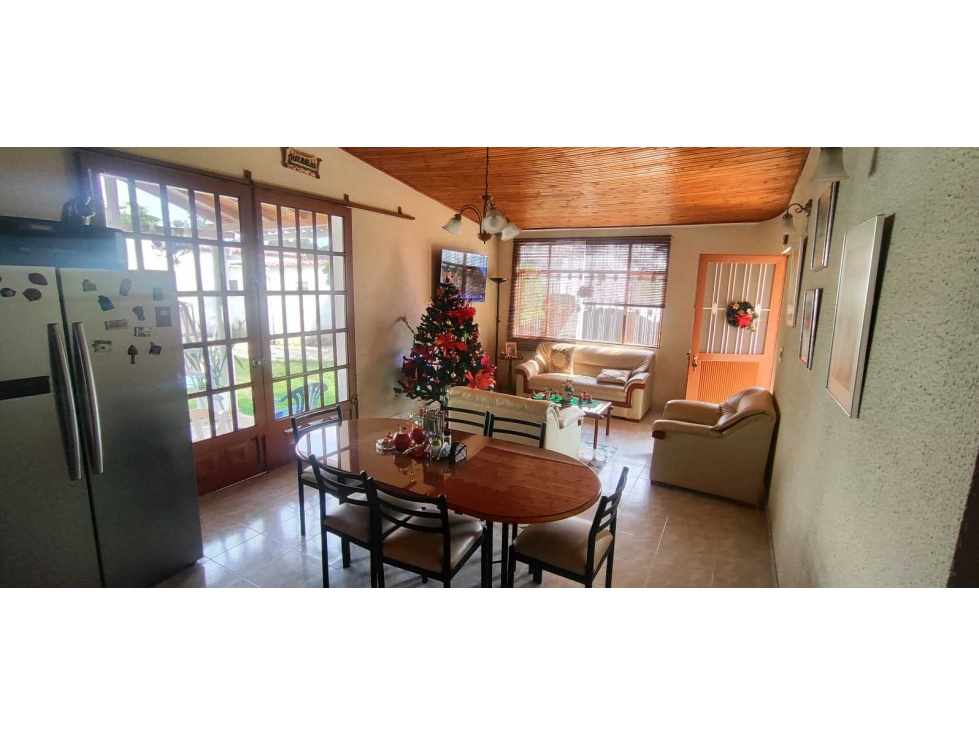 Casa urbana de 437 M2 en 720 mill en #lamesa Cund con zona verde