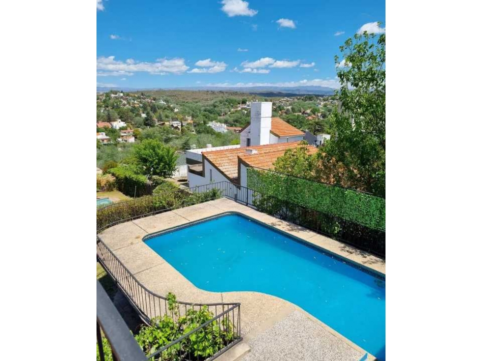 VENDO !! CASA MUY CERQUITA DEL CENTRO !