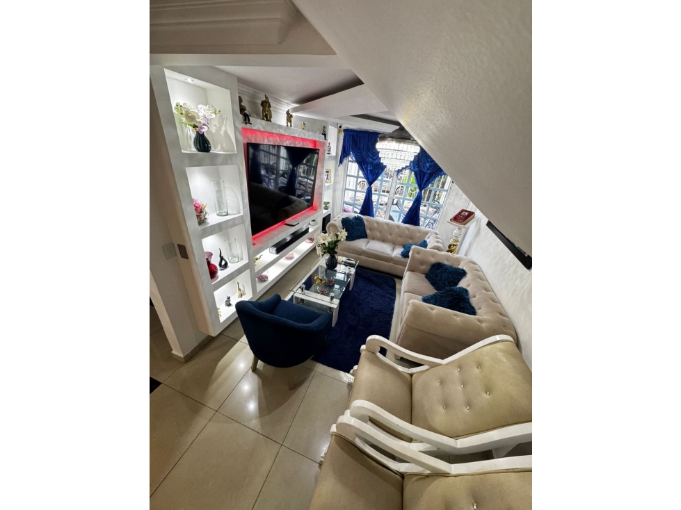 CASA VENTA CIUDAD 2000 360 m2 5HAB 5BÑS 1GRJ 4 PISOS — foto 2