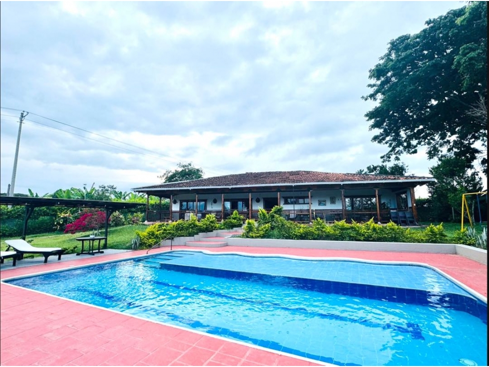 VENDE CASA CAMPESTRE ENTRE EL CAIMO Y LA GLORIETA DEL CLUB CAMPESTRE