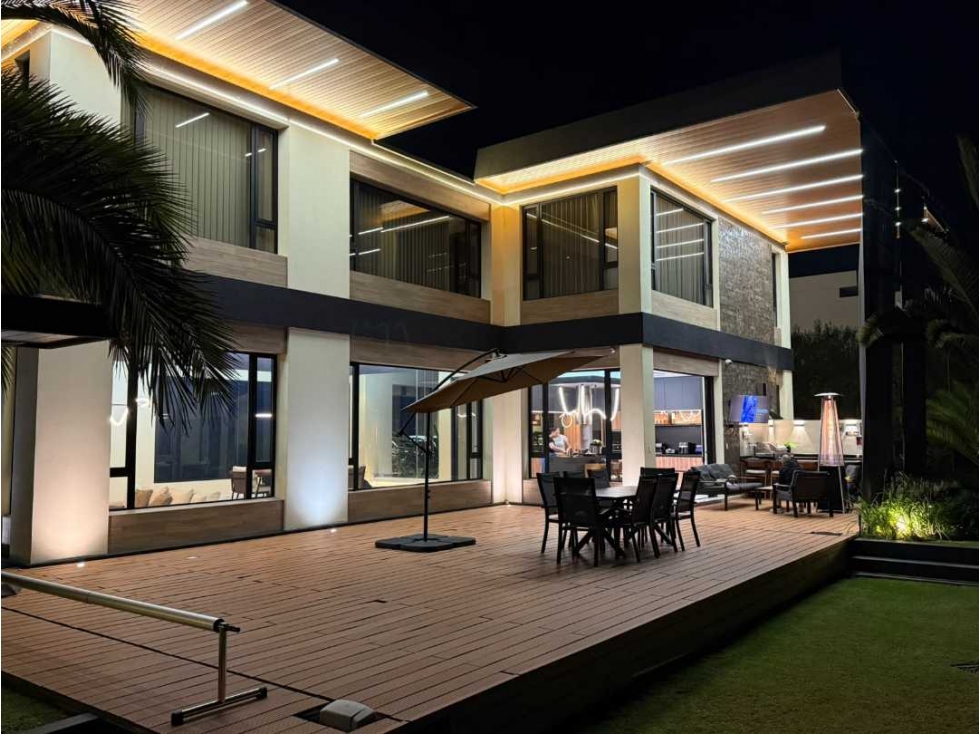 Casa de lujo con piscina en Venta Puembo cerca Club Arrayanes - 1
