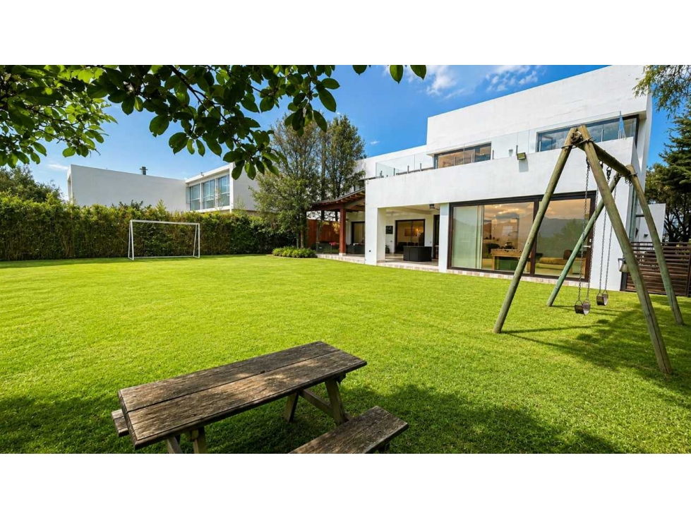 Exclusiva casa semi amoblada en Renta Cumbaya Jardines de Santa Inés - 1