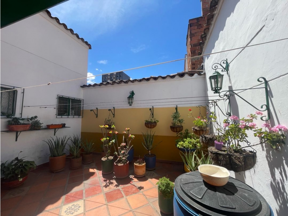Dos casas (2) cerca a la plaza de la América para 18 viviendas aprox
