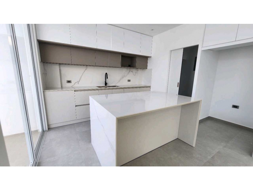 CASAS DE 4 DORMITORIOS EN URB. PRIVADA MANTA SECTOR SUR
