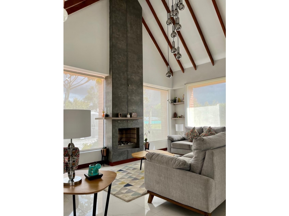 VENDO HERMOSA CASA REMODELADA