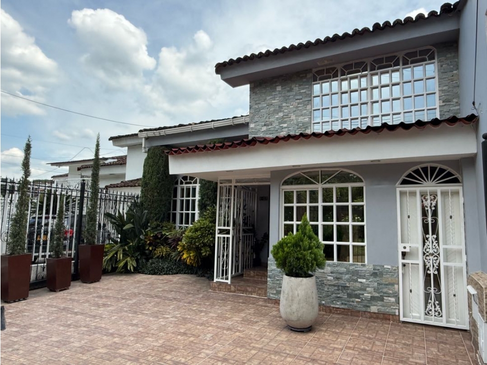 VENTA DE CASA CON APARTAESTUDIO INDEPENDIENTE EN LA CASACADA KT9855886