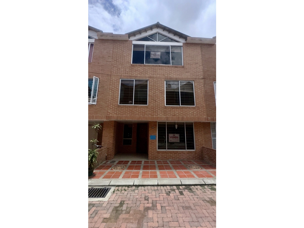 Chía vendo casa 112 m² 4 hab 2 baños, patio, terraza, depósito, grj