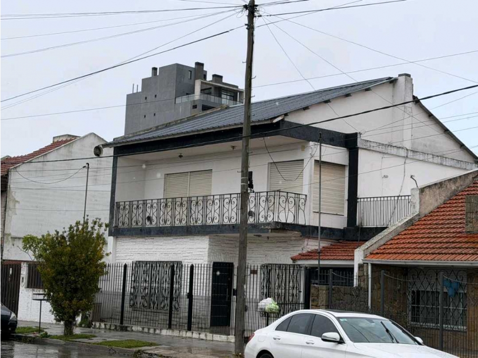 Chalet en 2 plantas de 6 ambientes CHAUVIN, Patio, cochera triple!!! - 2