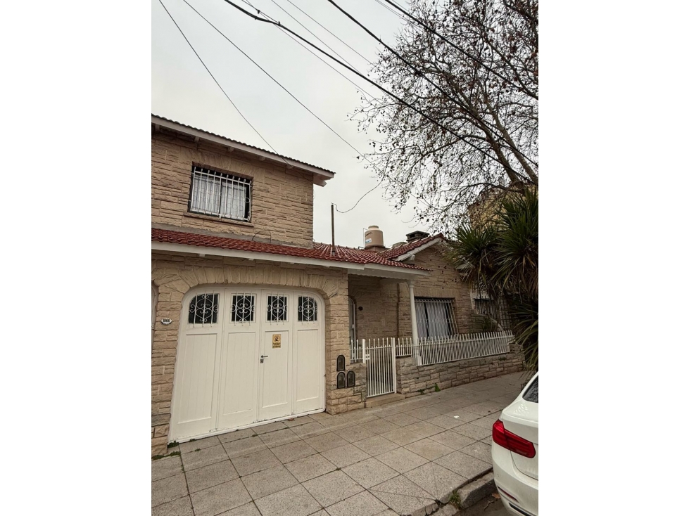 Chalet en PH reciclado desarrollado en dos plantas y garage - 1