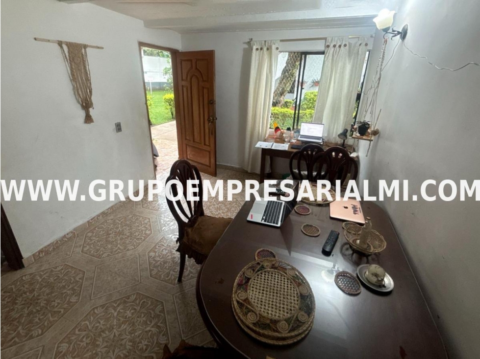 CÓMODA CASA BIFAMILIAR EN VENTA - SECTOR LOS ALCAZARES COD: 33830 — foto 2