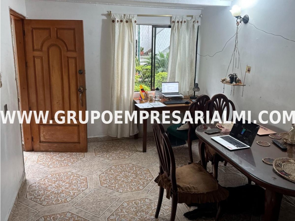 CÓMODA CASA BIFAMILIAR EN VENTA - SECTOR LOS ALCAZARES COD: 33830