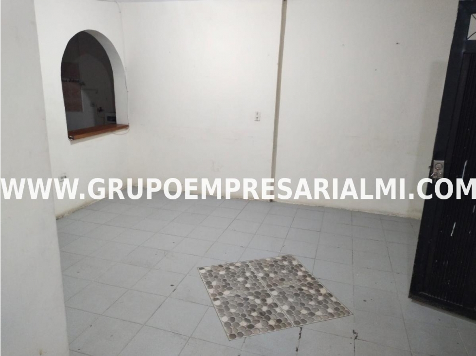 CÓMODA CASA EN ARRIENDO - SECTOR ROBLEDO COD: 30054 - 1