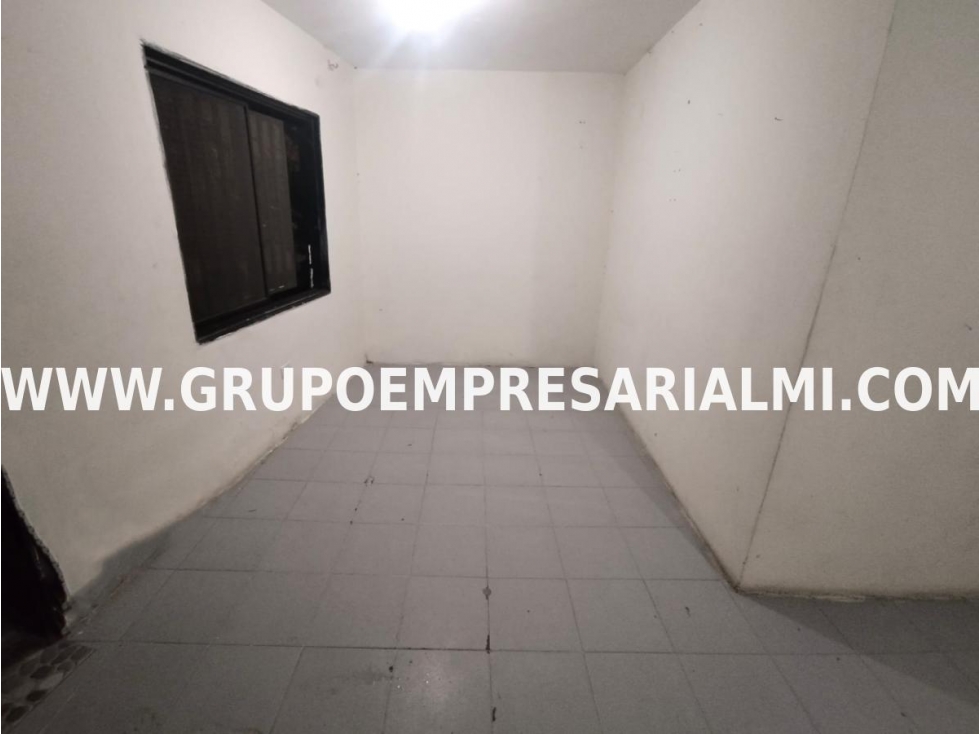 CÓMODA CASA EN ARRIENDO - SECTOR ROBLEDO COD: 30054 - 3