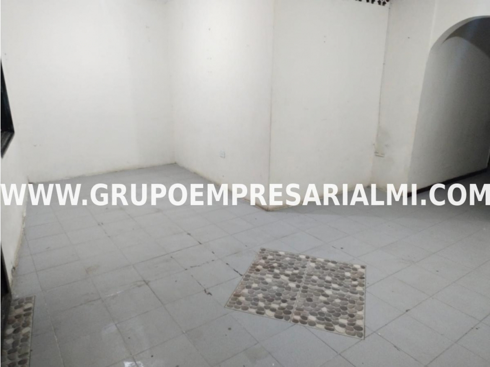 CÓMODA CASA EN ARRIENDO - SECTOR ROBLEDO COD: 30054 - 4