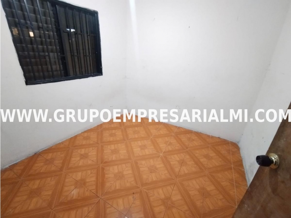 CÓMODA CASA EN ARRIENDO - SECTOR ROBLEDO COD: 30054 - 5