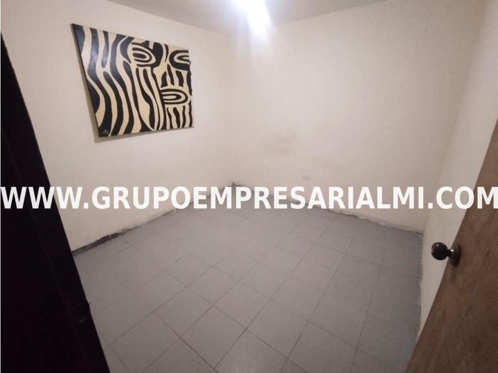 CÓMODA CASA EN ARRIENDO - SECTOR ROBLEDO COD: 30054 - 6