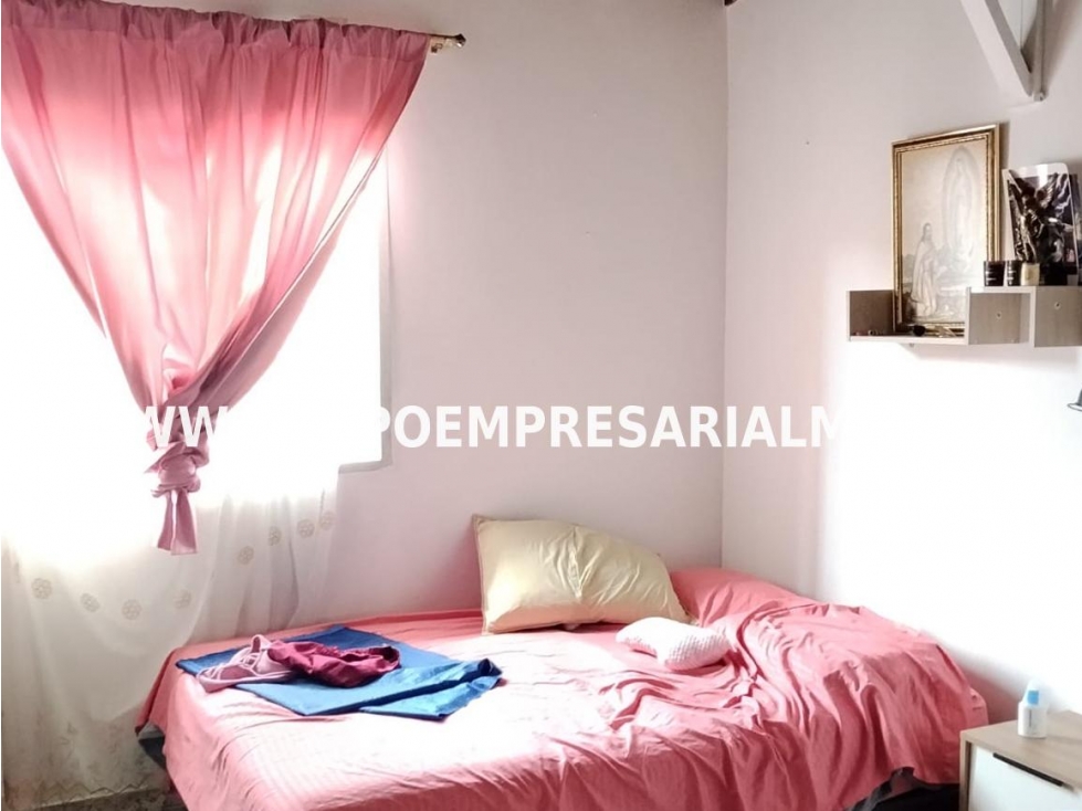 CÓMODA CASA UNIFAMILIAR EN VENTA - SECTOR SANTA TERESITA COD: 33573 - 5