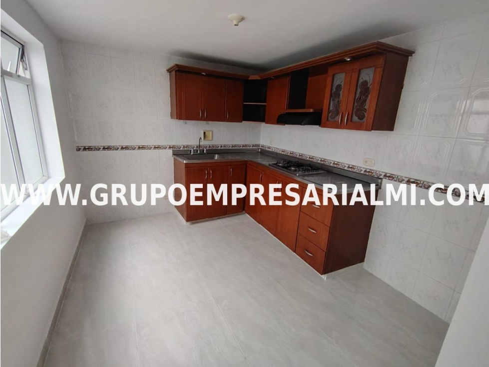 CÓMODO APARTAMENTO EN ARRIENDO - SECTOR SAN BERNARDO COD: 33259 — foto 6