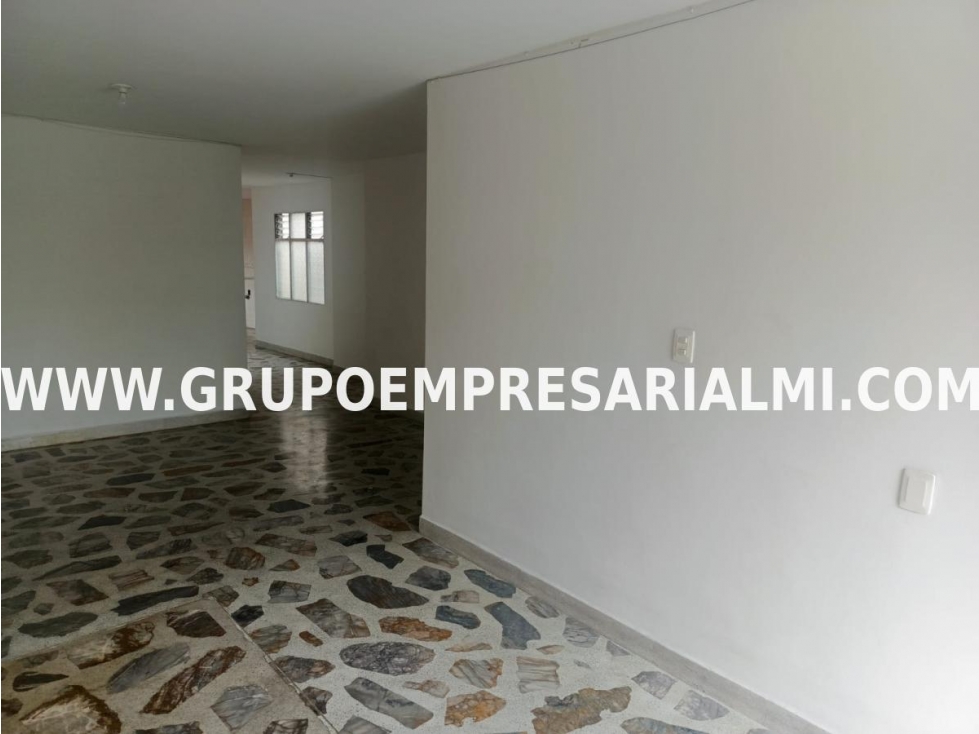 CÓMODO APARTAMENTO EN ARRIENDO - SECTOR SIMÓN BOLÍVAR COD: 7018 — foto 3