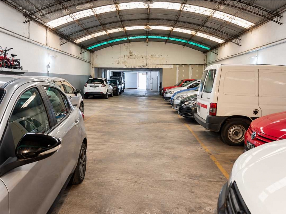 VENTA GALPON DE COCHERAS SOBRE AVENIDA EN VILLA PRIMERA