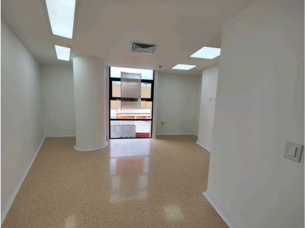 EN VENTA CONSULTORIO EN EL POBLADO - 4