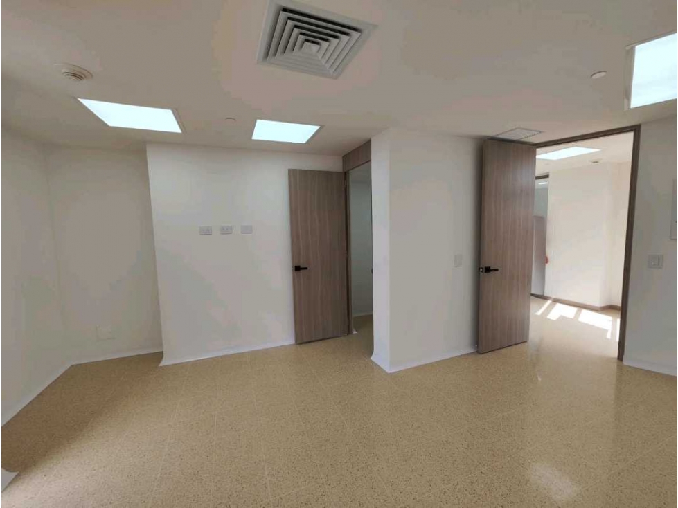 EN VENTA CONSULTORIO EN EL POBLADO - 5