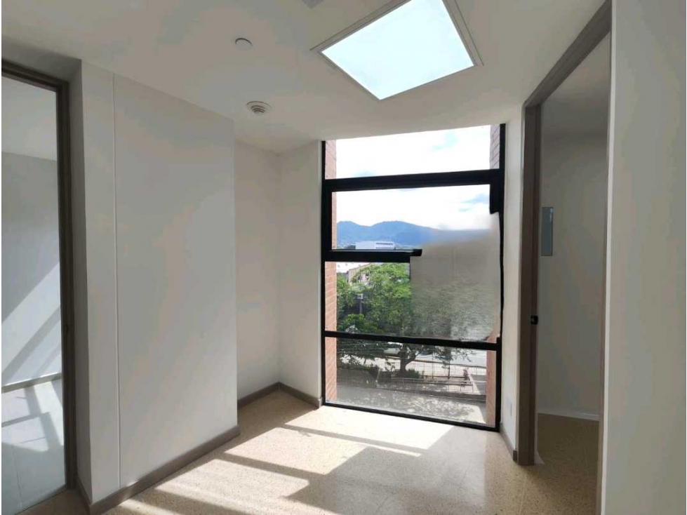 EN VENTA CONSULTORIO EN EL POBLADO - 3