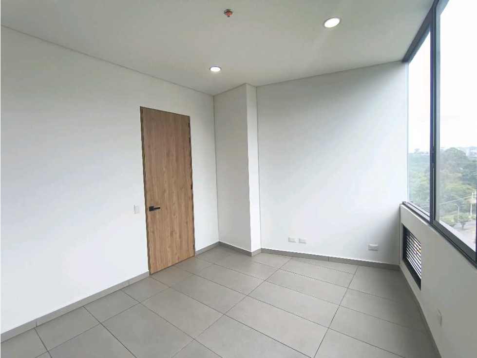 CONSULTORIO ESTRENAR ARRIENDO CON PARQUEDERO P8 CENTRO MEDICO ZONATA — foto 2