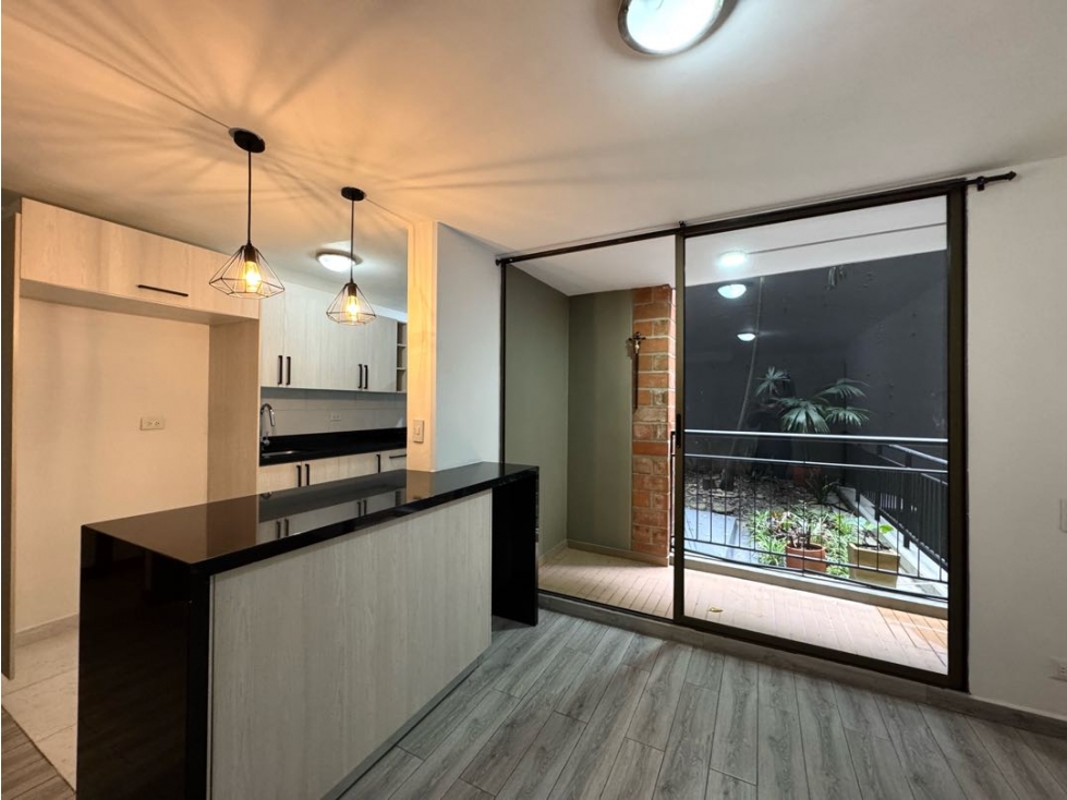 Venta apartamento. Balcón . El Poblado, Castropol. Ud. completa. — foto 2