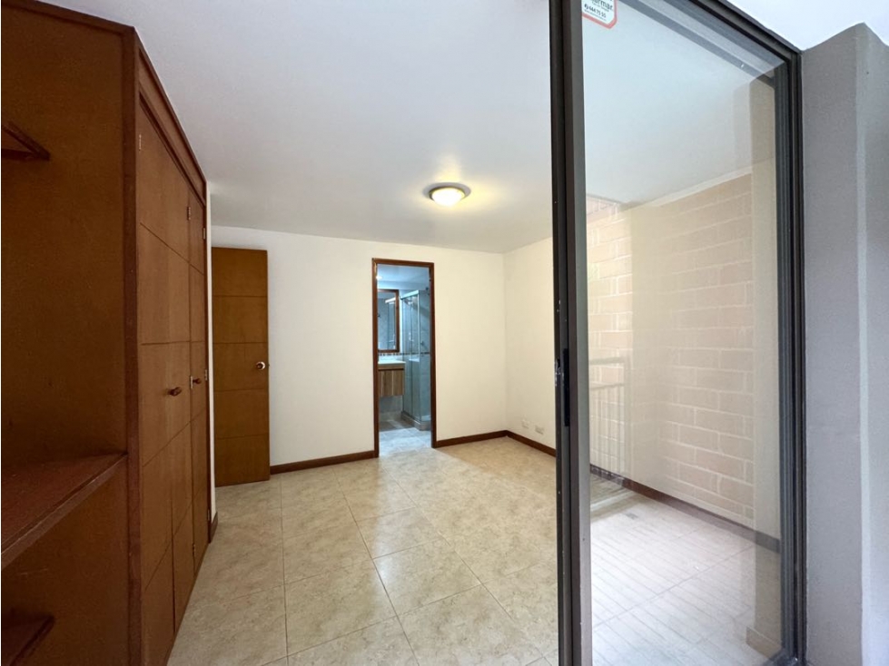 Venta apartamento. Balcón . El Poblado, Castropol. Ud. completa. — foto 4