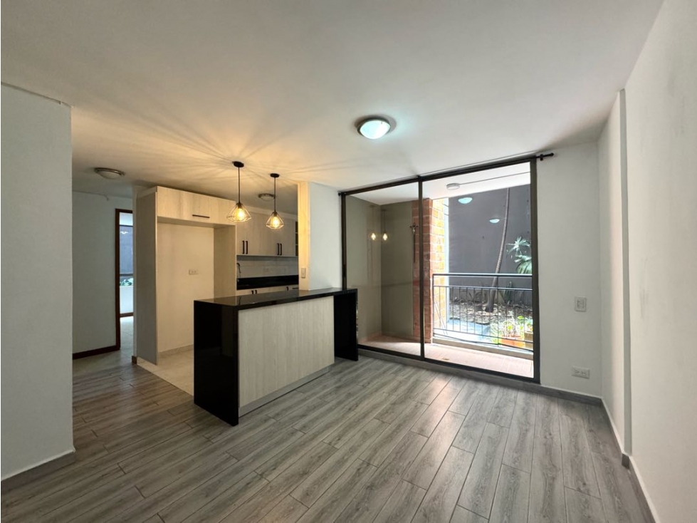 Venta apartamento. Balcón . El Poblado, Castropol. Ud. completa.