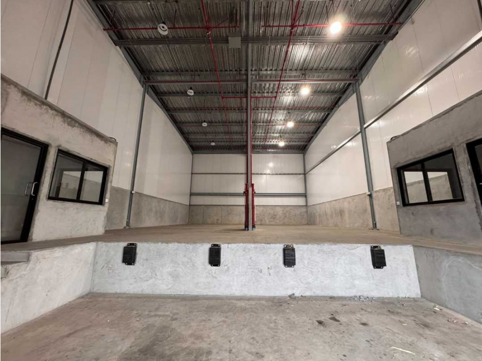 ALQUILER BODEGA JUAN DIAZ CON OFICINA VV — foto 3