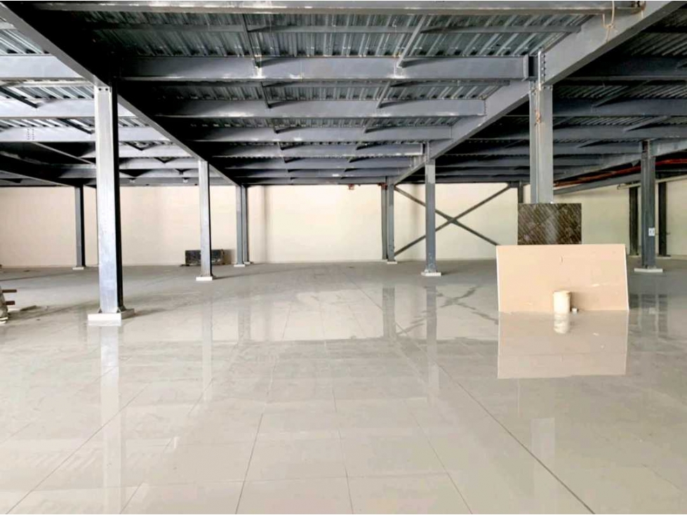 ALQUILER LOCAL 1000M2 EN LA 24 DICIEMBRE PLAZA COMERCIAL - 1