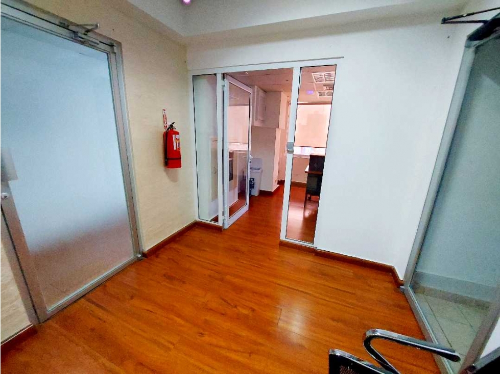 ALQUILER OFICINA AMOBLADA CON DIVISIONES Y BAÑO A PASOS DE VÍA - 4