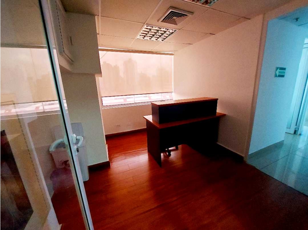 ALQUILER OFICINA AMOBLADA CON DIVISIONES Y BAÑO A PASOS DE VÍA - 5
