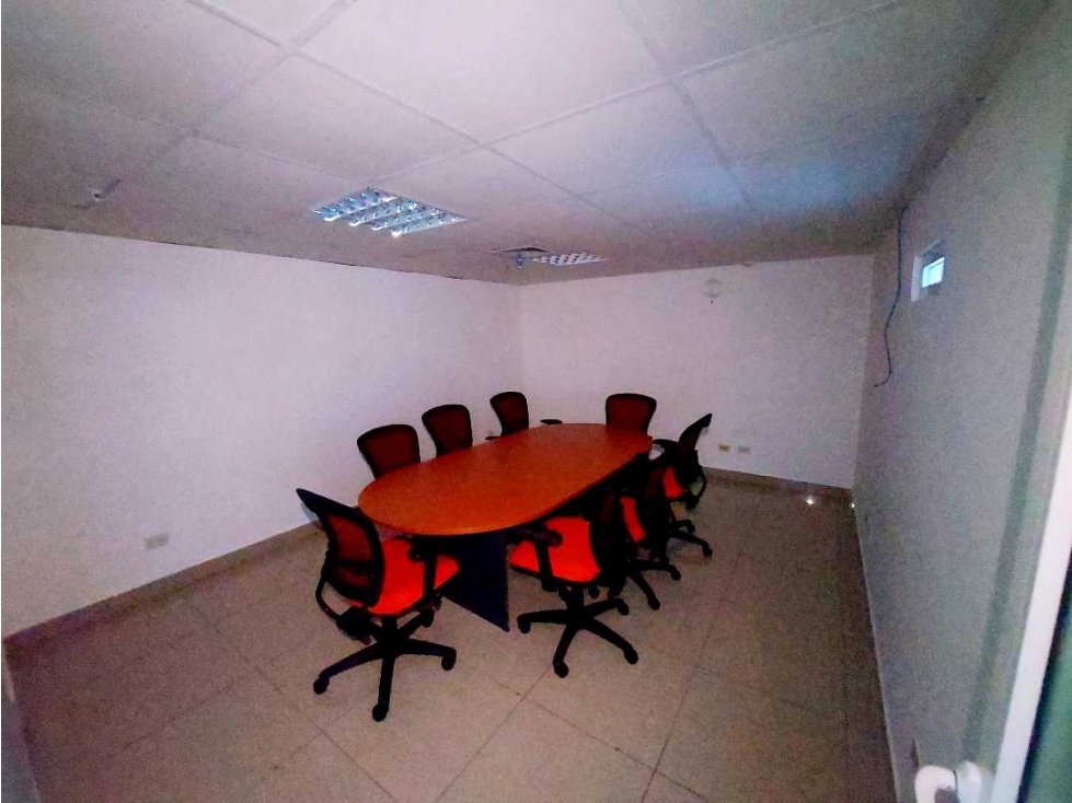 ALQUILER OFICINA AMOBLADA CON DIVISIONES Y BAÑO A PASOS DE VÍA - 3