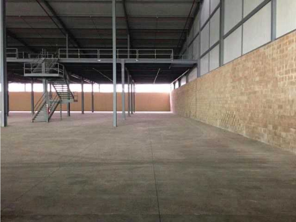 ALQUILER DE GALERA EN MILLA 8 1.603 m2 CERCA DEL TREN VV — foto 2