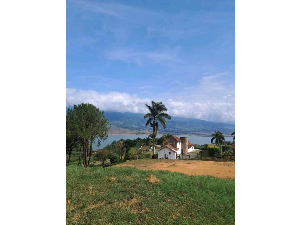 Lote adecuado para construir y negociable en Lago Calima Los Pinos uno - 4