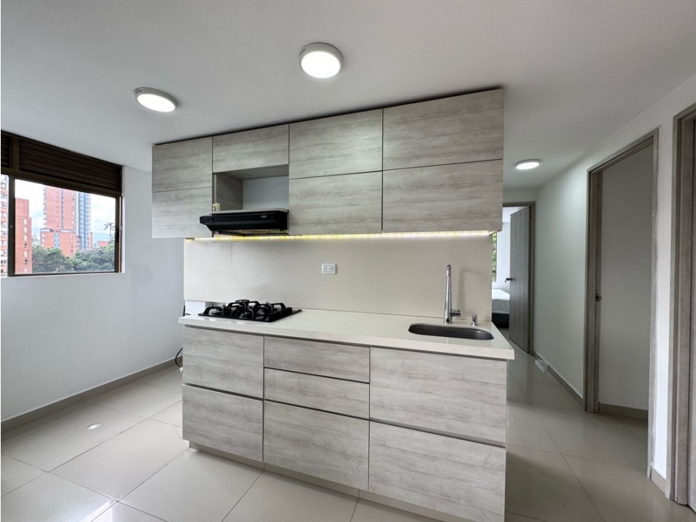 Venta apartamento. Balcón, vista. El Poblado, Castropol. Ud. completa. — foto 4